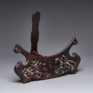 A Chinese famille rose 'Nine Peaches' dish on wooden stand, Yongzheng mark, 20th C. — photo 4