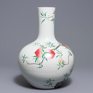 A Chinese famille rose ‘nine peaches’ tianqiu ping vase, Qianlong mark, 20th C. — photo 2