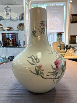 A Chinese famille rose 'nine peaches' 'tianqiuping' vase, Qianlong mark, 19/20th C. — foto 1