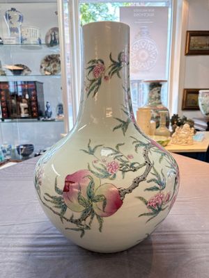 A Chinese famille rose 'nine peaches' 'tianqiuping' vase, Qianlong mark, 19/20th C. — foto 2