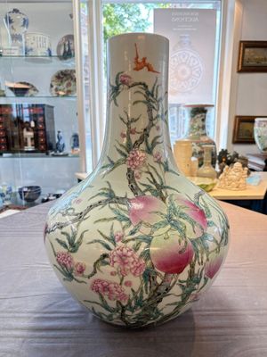 A Chinese famille rose 'nine peaches' 'tianqiuping' vase, Qianlong mark, 19/20th C. — foto 3
