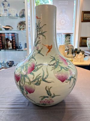 A Chinese famille rose 'nine peaches' 'tianqiuping' vase, Qianlong mark, 19/20th C. — foto 4
