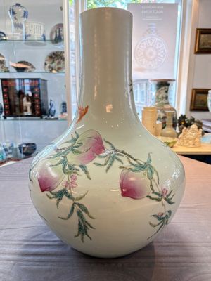 A Chinese famille rose 'nine peaches' 'tianqiuping' vase, Qianlong mark, 19/20th C. — foto 5