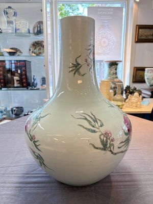 A Chinese famille rose 'nine peaches' 'tianqiuping' vase, Qianlong mark, 19/20th C. — foto 6