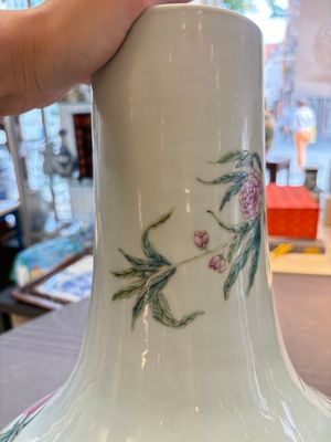 A Chinese famille rose 'nine peaches' 'tianqiuping' vase, Qianlong mark, 19/20th C. — foto 7