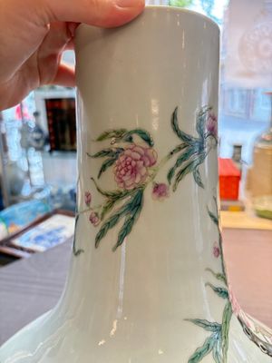 A Chinese famille rose 'nine peaches' 'tianqiuping' vase, Qianlong mark, 19/20th C. — foto 8