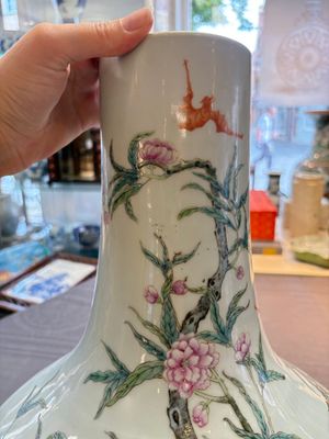 A Chinese famille rose 'nine peaches' 'tianqiuping' vase, Qianlong mark, 19/20th C. — foto 9