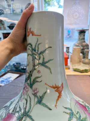 A Chinese famille rose 'nine peaches' 'tianqiuping' vase, Qianlong mark, 19/20th C. — foto 10