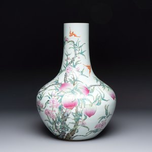 A Chinese famille rose 'nine peaches' 'tianqiuping' vase, Qianlong mark, 19/20th C. — foto 1