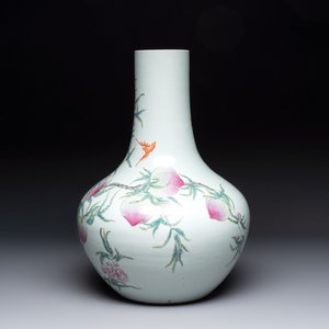 A Chinese famille rose 'nine peaches' 'tianqiuping' vase, Qianlong mark, 19/20th C. — foto 2