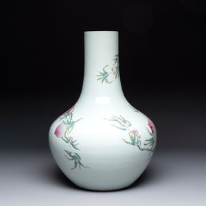 A Chinese famille rose 'nine peaches' 'tianqiuping' vase, Qianlong mark, 19/20th C. — foto 3
