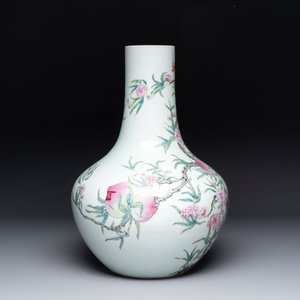 A Chinese famille rose 'nine peaches' 'tianqiuping' vase, Qianlong mark, 19/20th C. — foto 4