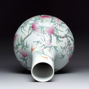 A Chinese famille rose 'nine peaches' 'tianqiuping' vase, Qianlong mark, 19/20th C. — foto 5