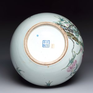 A Chinese famille rose 'nine peaches' 'tianqiuping' vase, Qianlong mark, 19/20th C. — foto 6
