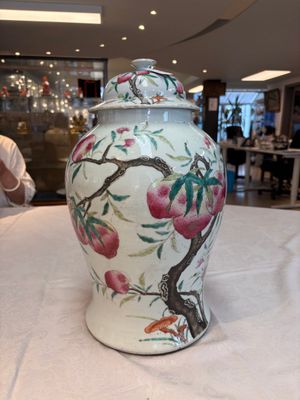 A Chinese famille rose 'nine peaches' vase and cover, 19th C. — photo 1