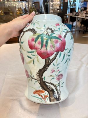 A Chinese famille rose 'nine peaches' vase and cover, 19th C. — photo 2