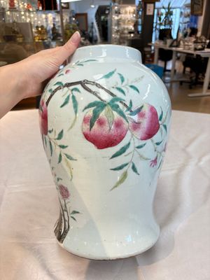 A Chinese famille rose 'nine peaches' vase and cover, 19th C. — photo 3