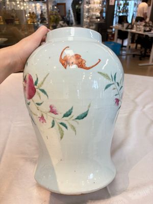 A Chinese famille rose 'nine peaches' vase and cover, 19th C. — photo 4