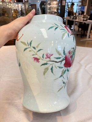 A Chinese famille rose 'nine peaches' vase and cover, 19th C. — photo 5