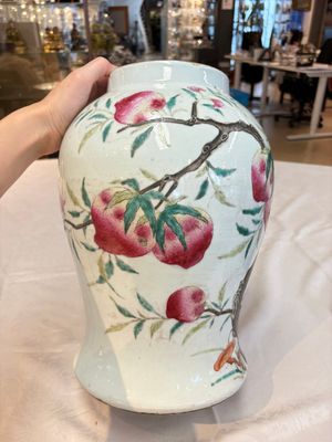 A Chinese famille rose 'nine peaches' vase and cover, 19th C. — photo 6