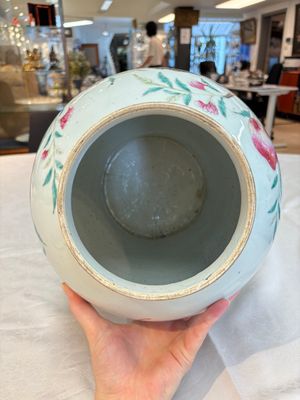 A Chinese famille rose 'nine peaches' vase and cover, 19th C. — photo 7
