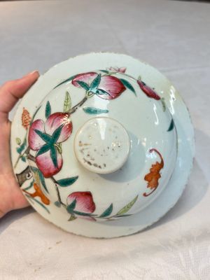 A Chinese famille rose 'nine peaches' vase and cover, 19th C. — photo 9