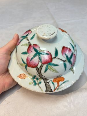 A Chinese famille rose 'nine peaches' vase and cover, 19th C. — photo 10
