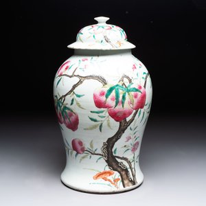 A Chinese famille rose 'nine peaches' vase and cover, 19th C. — photo 1