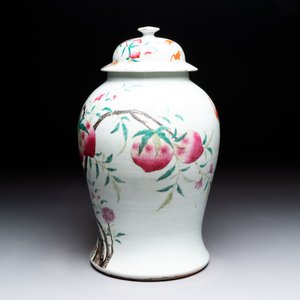A Chinese famille rose 'nine peaches' vase and cover, 19th C. — photo 2