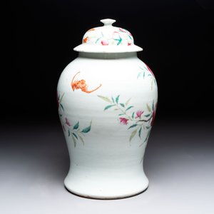 A Chinese famille rose 'nine peaches' vase and cover, 19th C. — photo 3