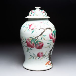 A Chinese famille rose 'nine peaches' vase and cover, 19th C. — photo 4