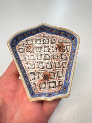 A Chinese famille rose nine-piece 'Plum Blossoms' sweetmeat set on a wooden tray, 19th C. — photo 7