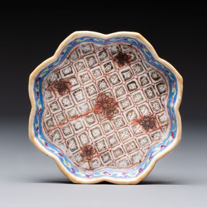 A Chinese famille rose nine-piece 'Plum Blossoms' sweetmeat set on a wooden tray, 19th C. — photo 6