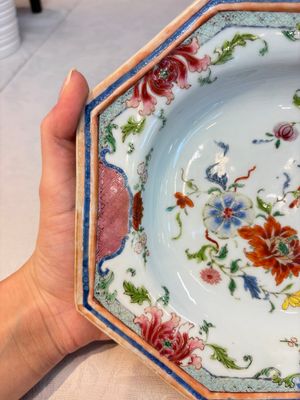 A Chinese famille rose octagonal 'antiquities' dish, Yongzheng/Qianlong — photo 2