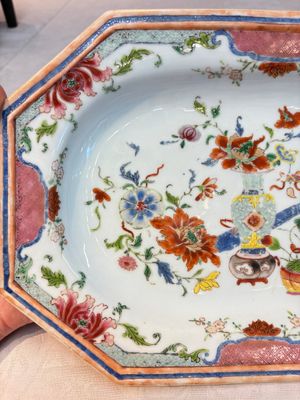 A Chinese famille rose octagonal 'antiquities' dish, Yongzheng/Qianlong — photo 3