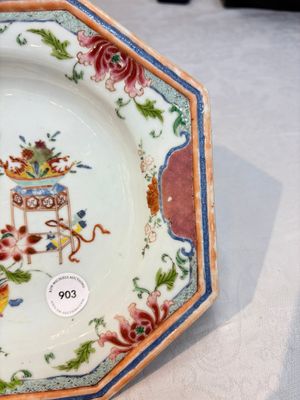 A Chinese famille rose octagonal 'antiquities' dish, Yongzheng/Qianlong — photo 6