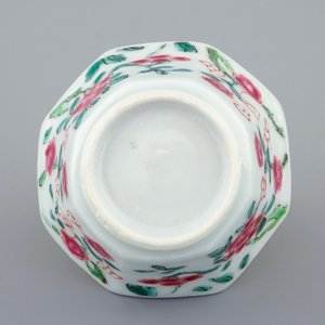 A Chinese famille rose octagonal cup and saucer, Yongzheng, 1723-1735 — photo 5