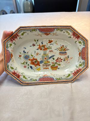 A Chinese famille rose octagonal dish and a famille verte plate with figures in a landscape, ding mark, Kangxi/Qianlong — foto 1