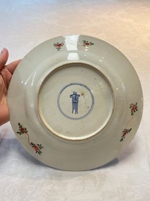 A Chinese famille rose octagonal dish and a famille verte plate with figures in a landscape, ding mark, Kangxi/Qianlong — foto 11