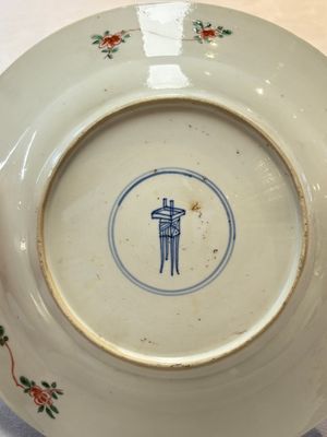 A Chinese famille rose octagonal dish and a famille verte plate with figures in a landscape, ding mark, Kangxi/Qianlong — foto 12