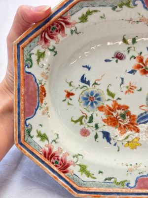 A Chinese famille rose octagonal dish and a famille verte plate with figures in a landscape, ding mark, Kangxi/Qianlong — foto 2