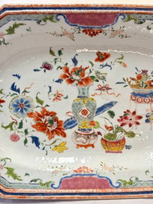 A Chinese famille rose octagonal dish and a famille verte plate with figures in a landscape, ding mark, Kangxi/Qianlong — foto 3