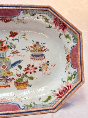 A Chinese famille rose octagonal dish and a famille verte plate with figures in a landscape, ding mark, Kangxi/Qianlong — foto 4