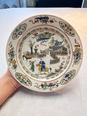 A Chinese famille rose octagonal dish and a famille verte plate with figures in a landscape, ding mark, Kangxi/Qianlong — foto 6