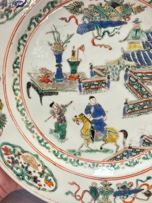 A Chinese famille rose octagonal dish and a famille verte plate with figures in a landscape, ding mark, Kangxi/Qianlong — foto 7