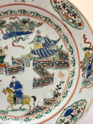 A Chinese famille rose octagonal dish and a famille verte plate with figures in a landscape, ding mark, Kangxi/Qianlong — foto 8