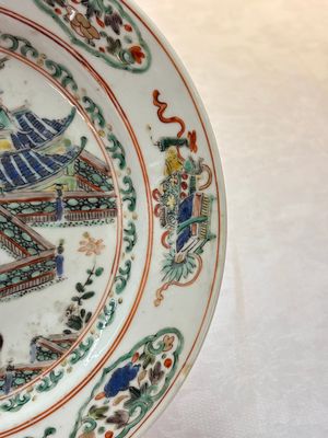A Chinese famille rose octagonal dish and a famille verte plate with figures in a landscape, ding mark, Kangxi/Qianlong — foto 9