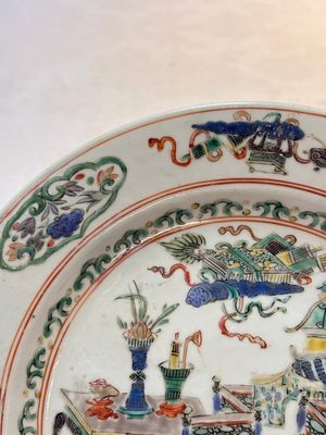 A Chinese famille rose octagonal dish and a famille verte plate with figures in a landscape, ding mark, Kangxi/Qianlong — foto 10