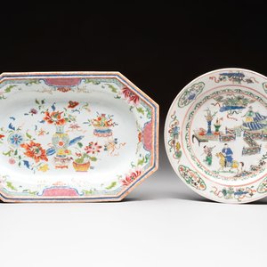 A Chinese famille rose octagonal dish and a famille verte plate with figures in a landscape, ding mark, Kangxi/Qianlong — foto 1