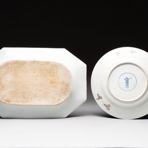 A Chinese famille rose octagonal dish and a famille verte plate with figures in a landscape, ding mark, Kangxi/Qianlong — foto 2